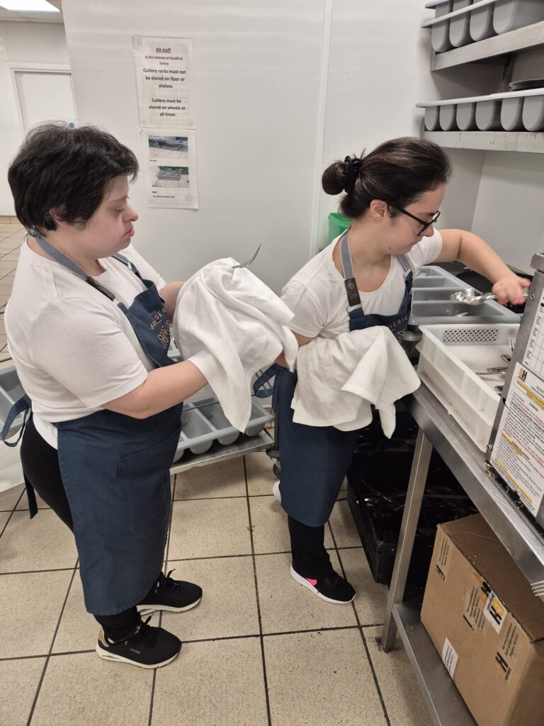 Letizia and Aurora doing dishes